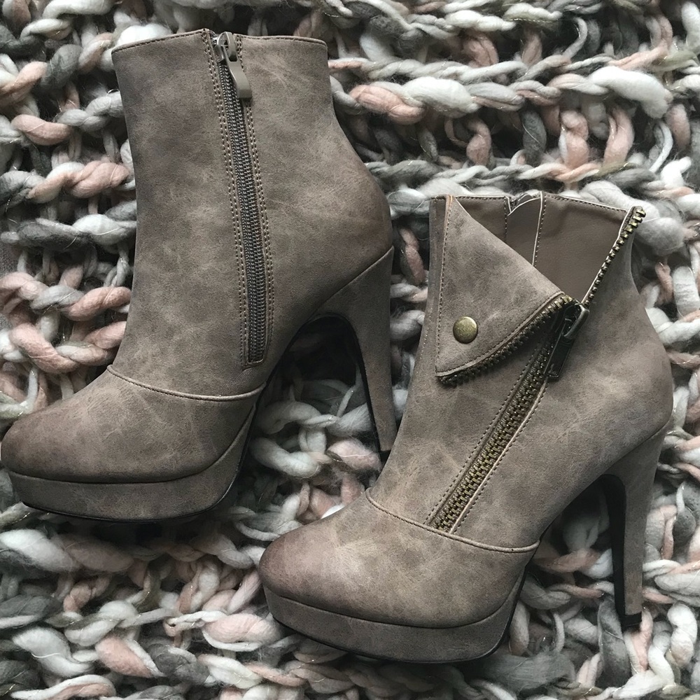 Sold 🌷Chic Ankle Boot Heels “Too Snapped”🌷